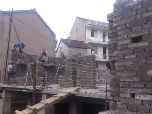 建房自訴：大叔15萬建好一層自建房，簡單舒適還省錢！